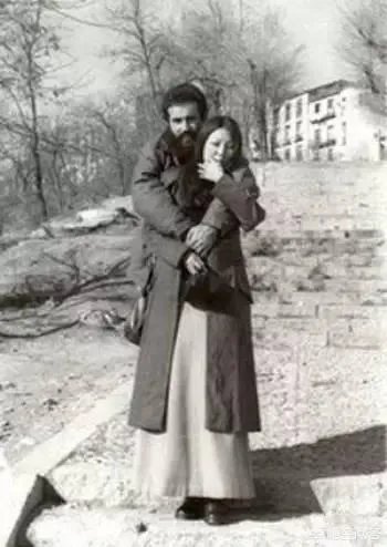 荷西是怎么去世的?