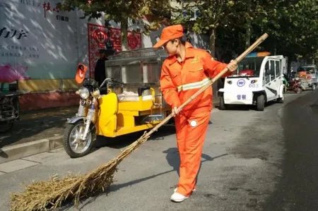 环卫工半天拉15车垃圾走3万步，游客素质是不是待提高？