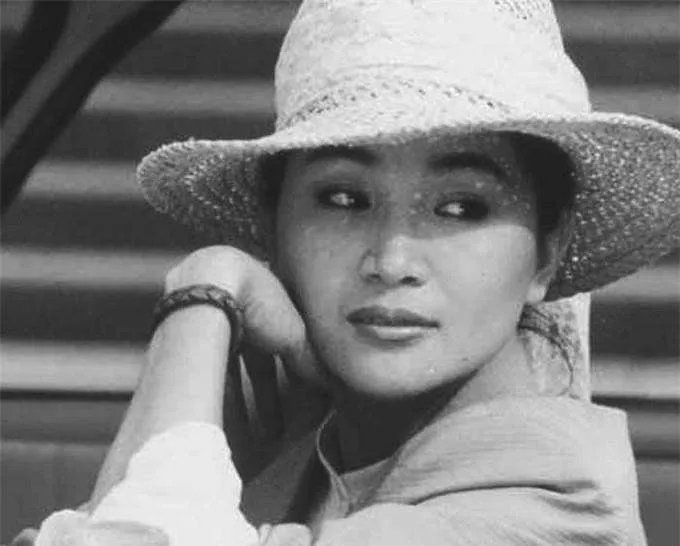 帽子天后凤飞飞为什么总戴帽子？