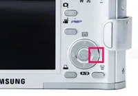 请问三星i6数码相机 怎么自拍 定时拍摄？具体怎么操作？