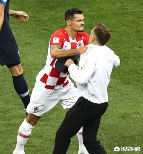 冲入俄罗斯世界杯决赛赛场的四名球迷处罚新鲜出炉，你怎么样看待他们受到的处罚？