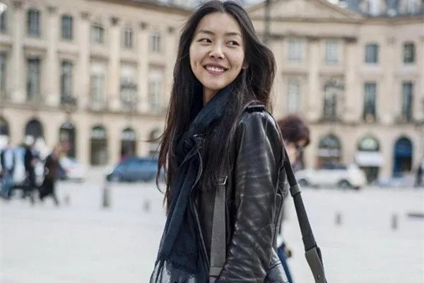 缺席时装周的刘雯在微博上发美照，是要打黑子们的脸？