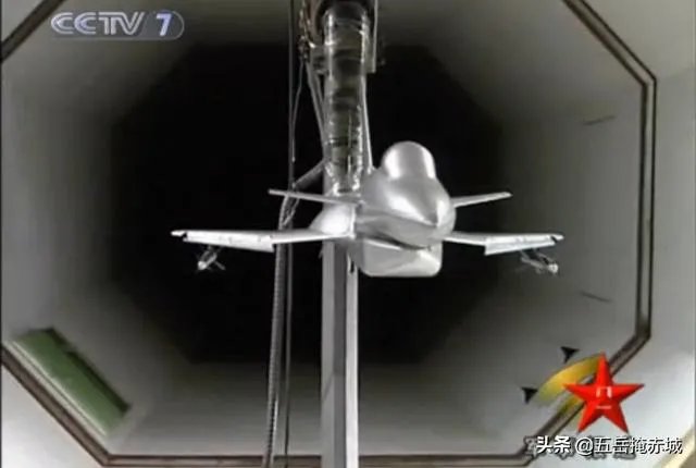 为什么J10不加装保型油箱，而加三个副油箱占用外挂架呢？