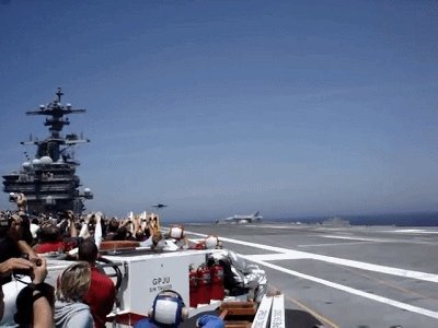 战斗机后轮着地,前轮抬起,如何分辨它是在起飞,还是在降落?