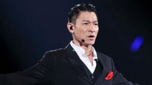 粉丝穿婚纱逼婚刘德华，当年杨丽娟仍是阴影，刘德华这次如何回应？