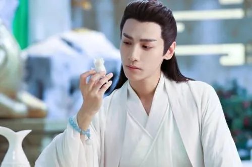 关于罗云熙斥跟车跟拍者一事，你有何看法？