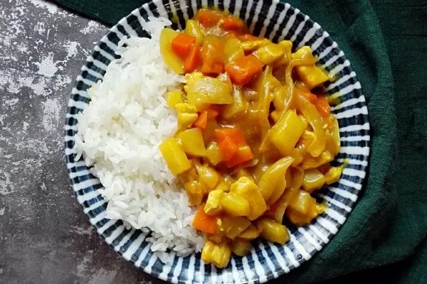 被封控的年轻人，3天烧糊了2个锅，你觉得现在的年轻人该不该学习做饭？