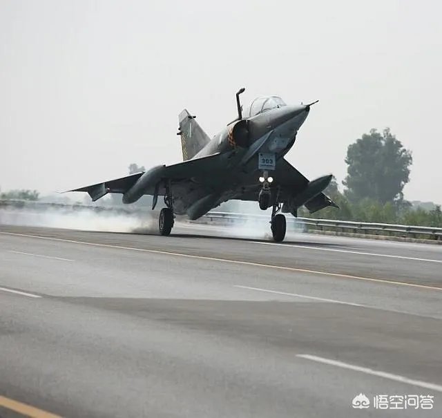 战斗机后轮着地,前轮抬起,如何分辨它是在起飞,还是在降落?