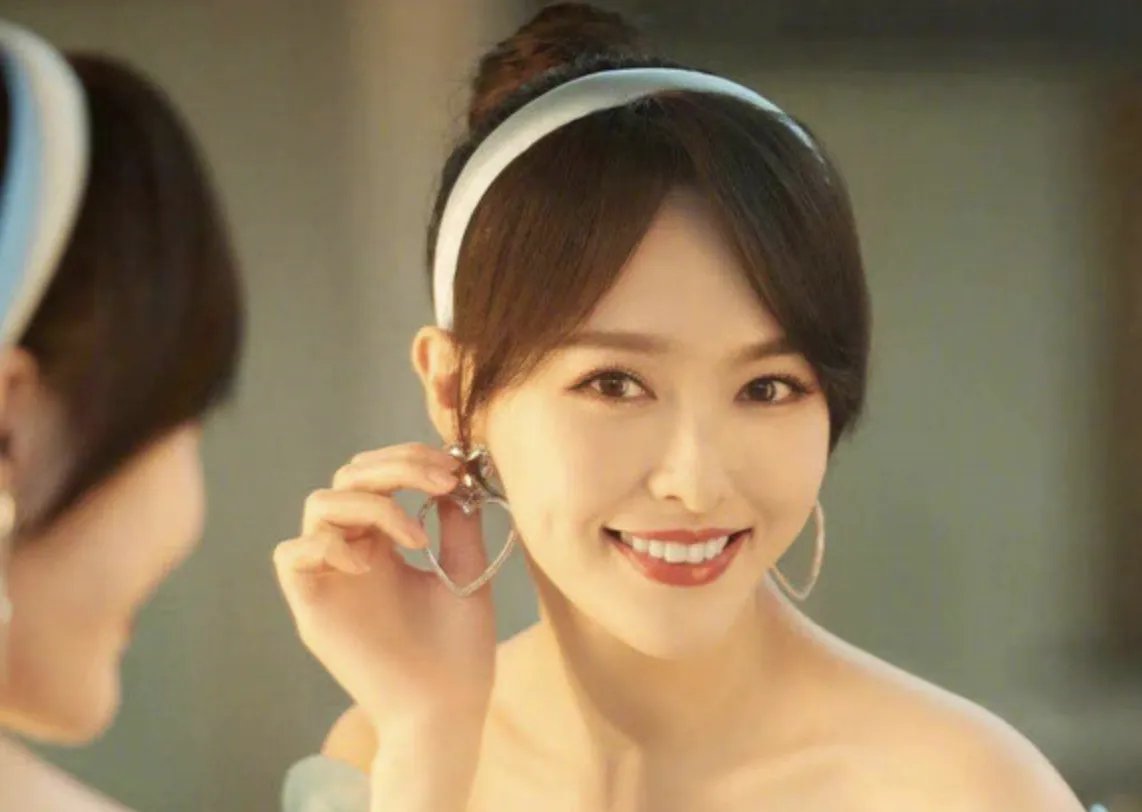 刘亦菲为唐嫣发文庆生，你觉得她晒的唐嫣的照片美吗？