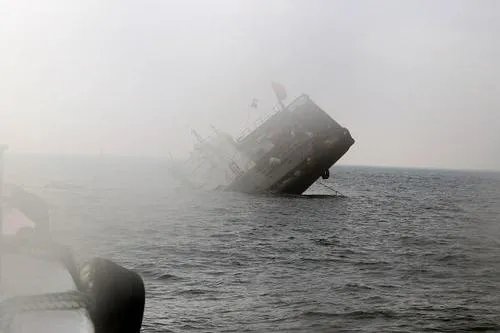 江苏盐城一渔船翻沉，到底是什么原因导致翻船的？