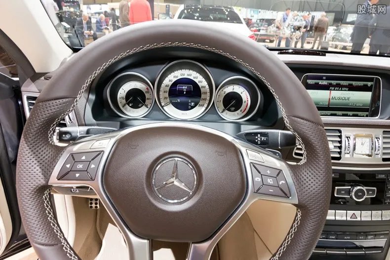 女车主追责造谣者 奔驰事件发酵维权女被诬陷