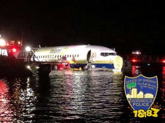 美国一架客机冲出跑道坠河 救援人员已经赶往现场