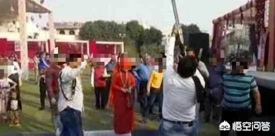 印度结婚迎亲时亲友开枪庆祝，新郎却爆头惨死，你怎么看？