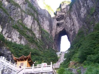 天门中断楚江开，碧水东流至此回。两岸青山相对出，孤帆一片日边来。全诗写了天门山的什么？楚江的什么？