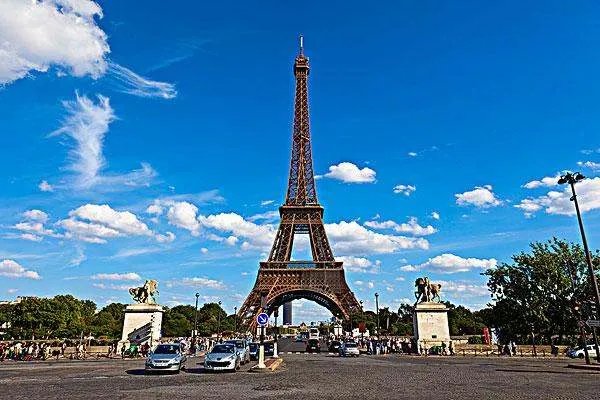 埃菲尔铁塔每天提前1小时熄灯省电，将会对当地造成什么影响？