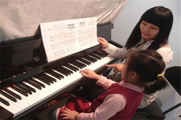 钢琴培训机构加盟排名：掌门陪练上榜，柏斯琴行第四