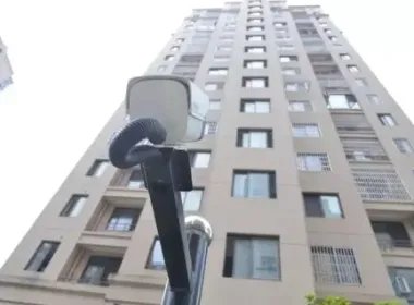 重庆一居民楼上飞下棒球棒砸中孕妇，却无人承认，此事该如何追责？