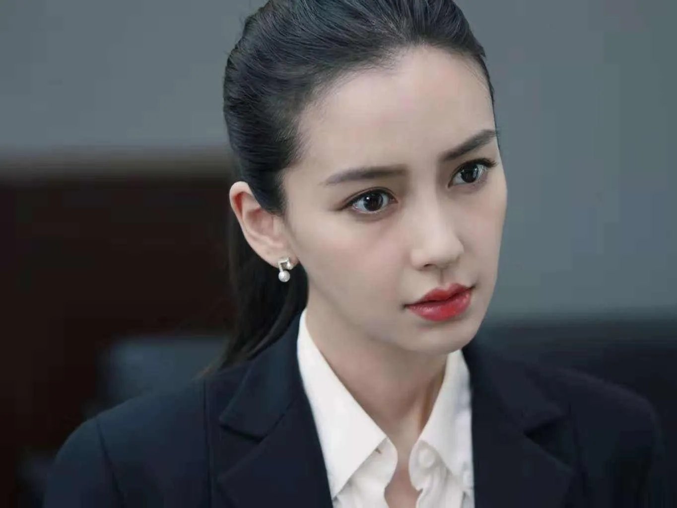 杨颖曾经出示证明说自己没有整容，你觉得她整容了吗？你怎么看待这件事？