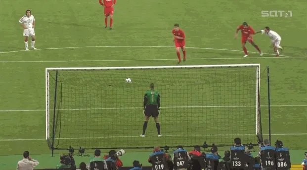 2005年欧冠决赛,上下半场比赛的反差为什么这么大?