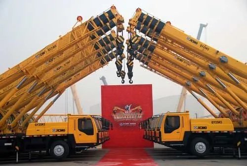 婚礼现场6台吊车放鞭炮，为何这么大阵仗？