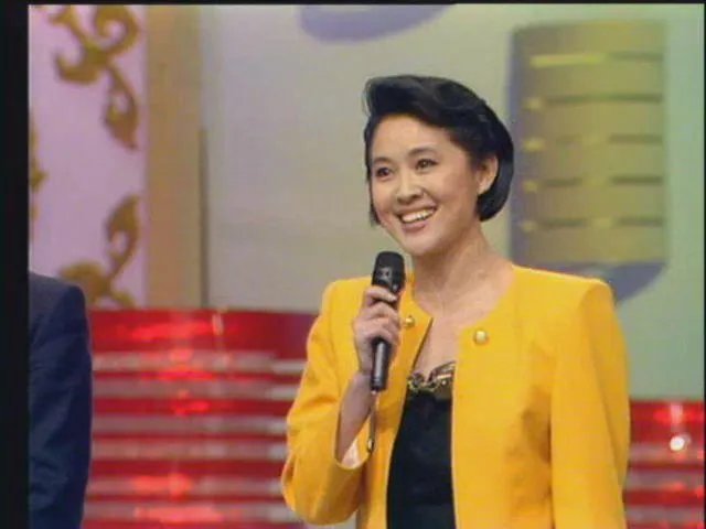 董卿倪萍两代央视一姐罕见合体，风光无限的她们为何泪流满面？