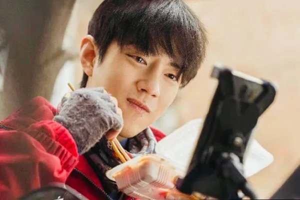 肖战粉丝消费逝者事件反转，艺人为何总遭黑粉的攻击？