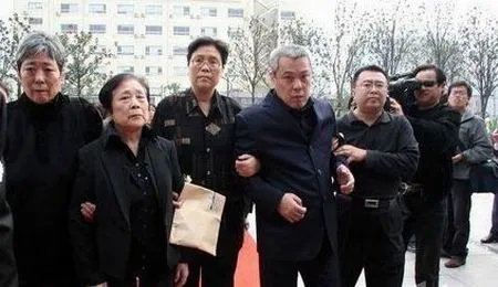 谢晋追悼会现场一度爆发混乱 范冰冰“脚踢记者”内幕曝光