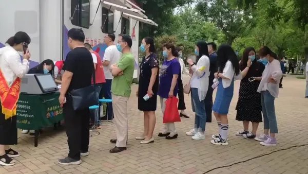 熊猫血志愿者18年献血80多次，你如何看待他的善举？