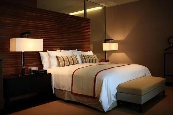 两个已婚的异性住酒店