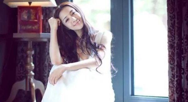 被狗毁掉星途的演员：李依晓没获得一句道歉，为何还要被骂整容脸？