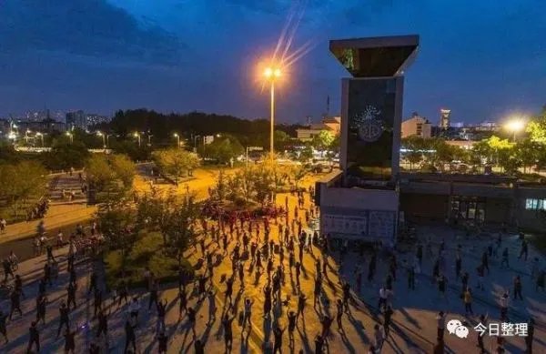 一小区居民出招放“神曲”对峙广场舞，以毒攻毒有用吗？