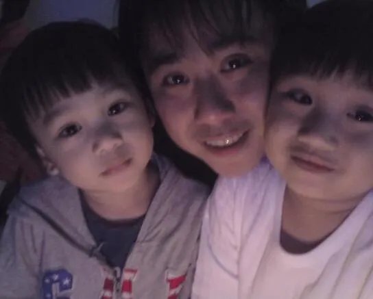 小小彬的爸爸是谁 单亲家庭早就早熟性格