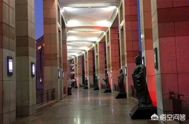 济南泉城广场里的雕塑,也称山东名人雕塑,为什么没有辛弃疾?