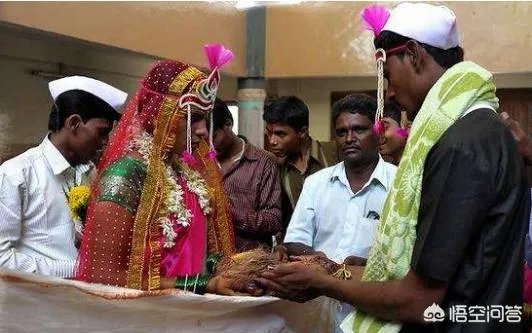 印度结婚迎亲时亲友开枪庆祝，新郎却爆头惨死，你怎么看？