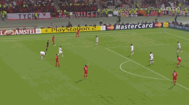 2005年欧冠决赛,上下半场比赛的反差为什么这么大?