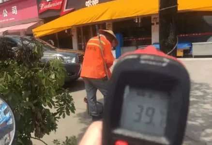 环卫工半天拉15车垃圾走3万步，游客素质是不是待提高？