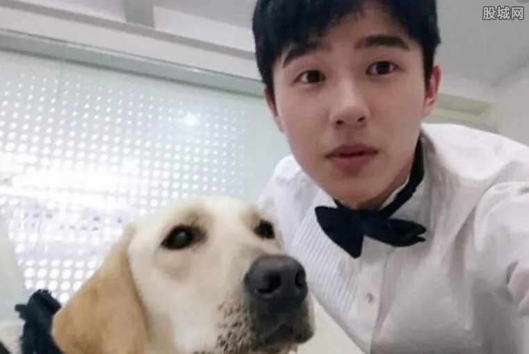 刘昊然撞脸宋仲基 网友笑称是宋仲基弟弟吧