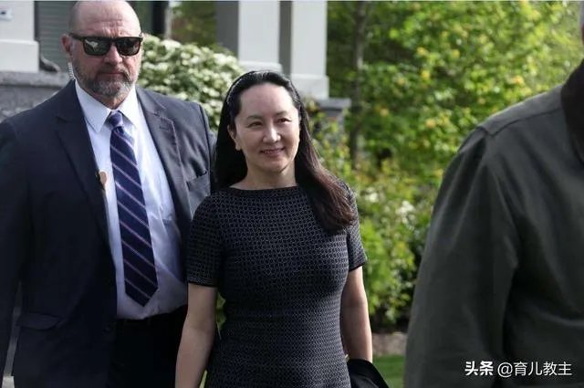 孟晚舟出庭时身边有不少随行的人是什么身份？又说明了什么问题？