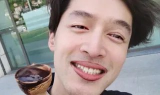 胡歌回应自拍被费曼p图：浑然天成，我也没长大与小孩有共同语言