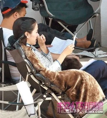 叶璇片场豪放抠鼻屎挠痒 不洗手摸男星