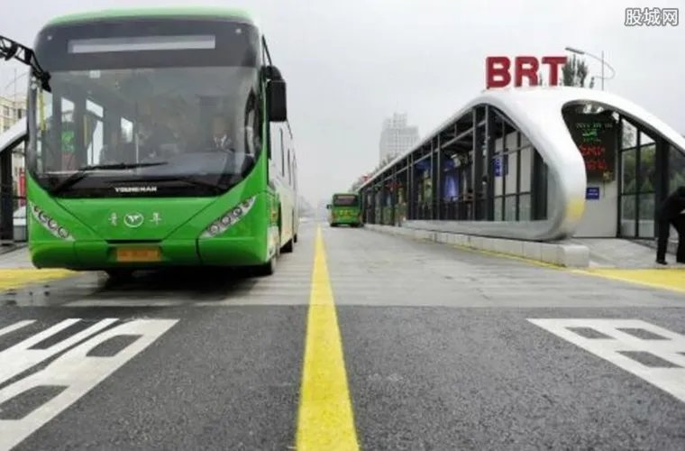 上海首条BRT正式通车 车内配有安全带并特设充电口