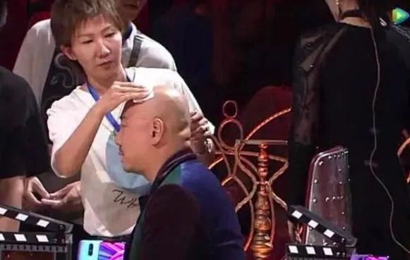 郭冬临给自己的头补妆怎么回事？