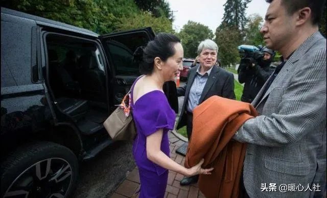 孟晚舟出庭时身边有不少随行的人是什么身份？又说明了什么问题？