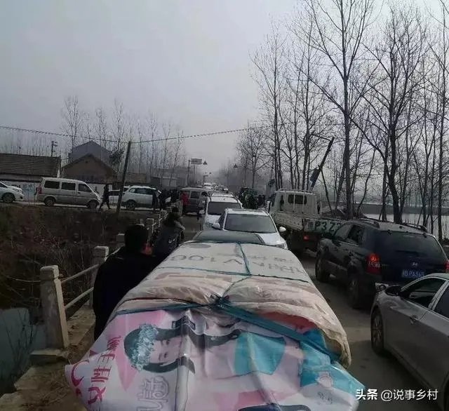 我拉东西从村里出村路上过，村民不让过要钱，他们合理吗？