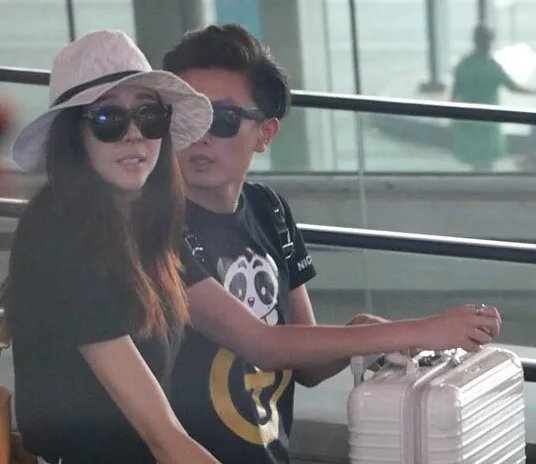 周韦彤老公身份曝光机场亲吻  瞒婚三年与经纪人说法矛盾