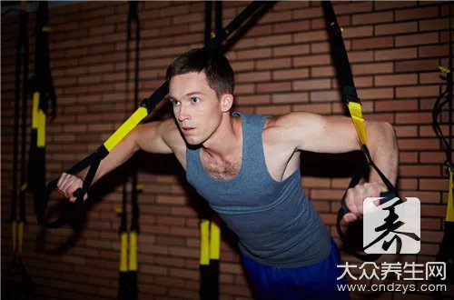  健身房练背的器械