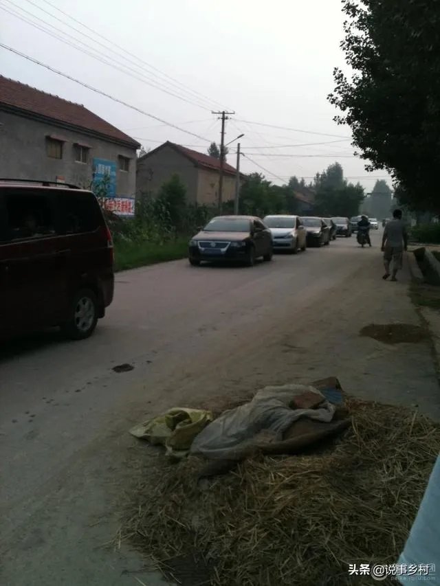 我拉东西从村里出村路上过，村民不让过要钱，他们合理吗？