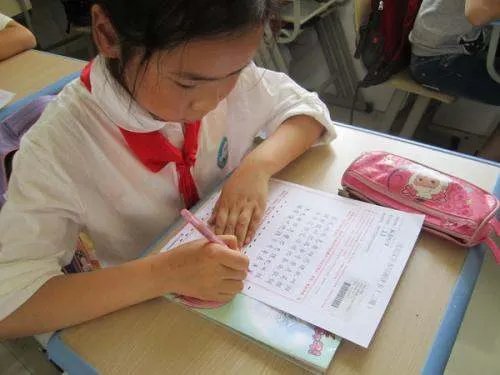 一年级小学生记事本堪比摩斯密码，一年级小学生要怎样学习写字？