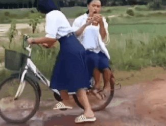 女子炒菜锅里炒出龙卷风 第二人称视角GTA的动态图