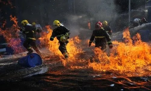 公交司机突发心梗离世前忍痛停车，我们生活中的“平凡英雄”有哪些？